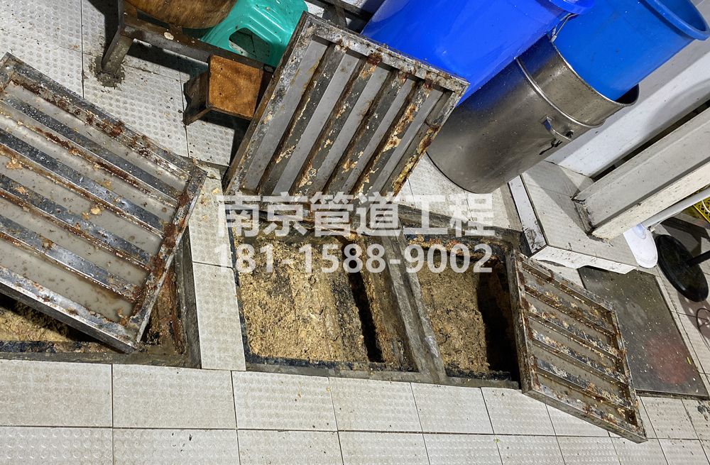 278雨花台区城管中队食堂隔油池清理